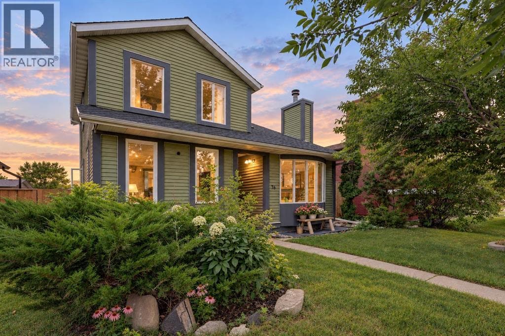  Step through the front door into a dramatic 18' c... - Image 1