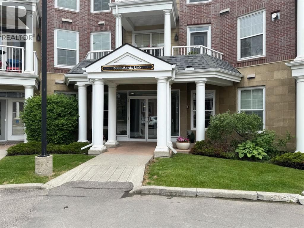 This very Rare 2 bedroom 2 bath plus den - open co... - Image 1