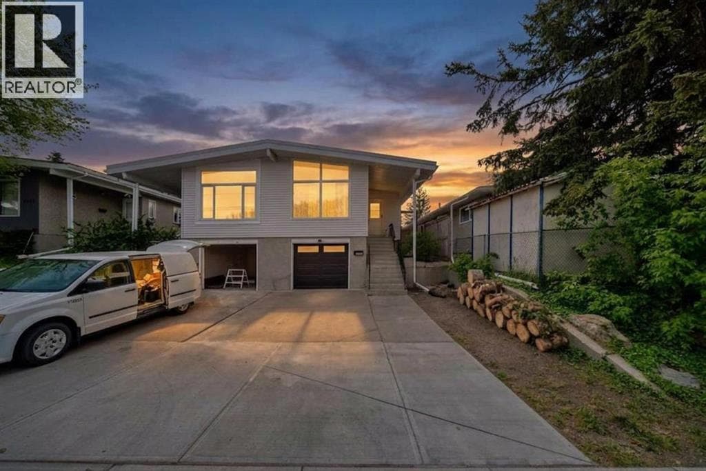 Move in ready for this renovated 3 bedroom half du... - Image 1