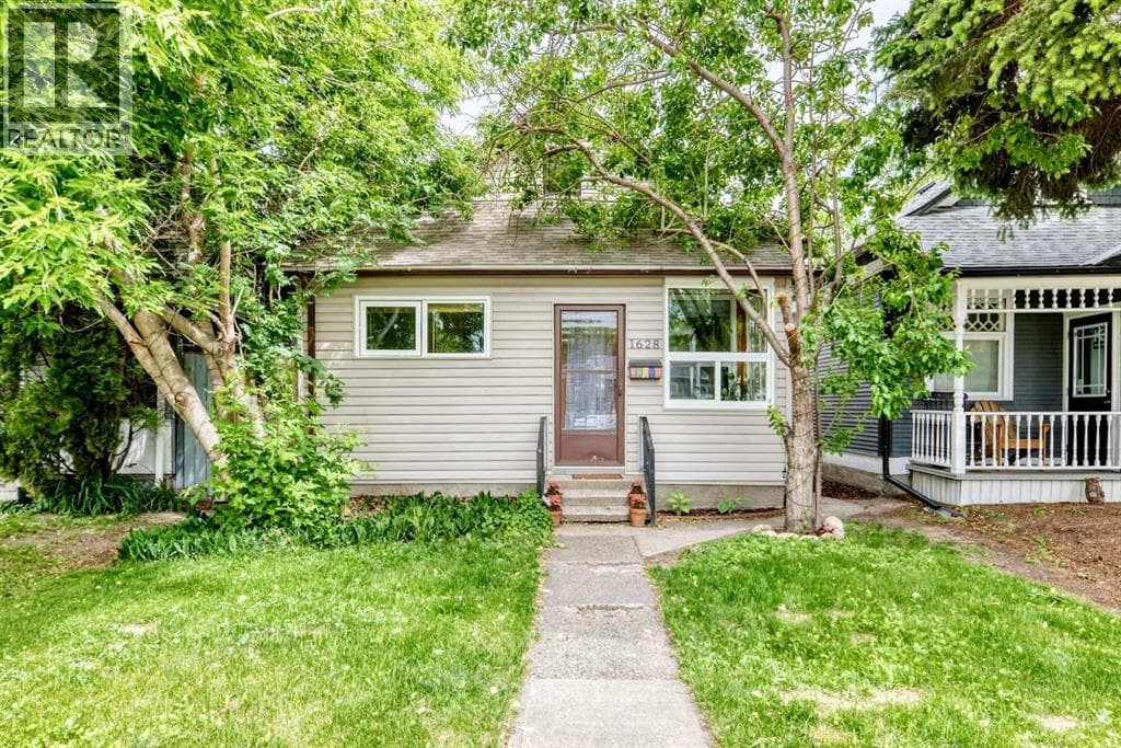 Welcome home to this charming and beautifully upda... - Image 1