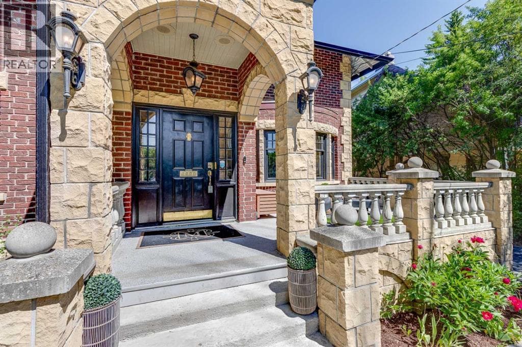 Ideally located within walking distance to downtow... - Image 1