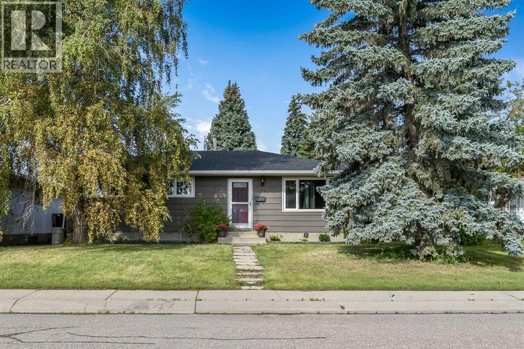 WOW! Set on an oversized lot in established Marlbo... - Image 1