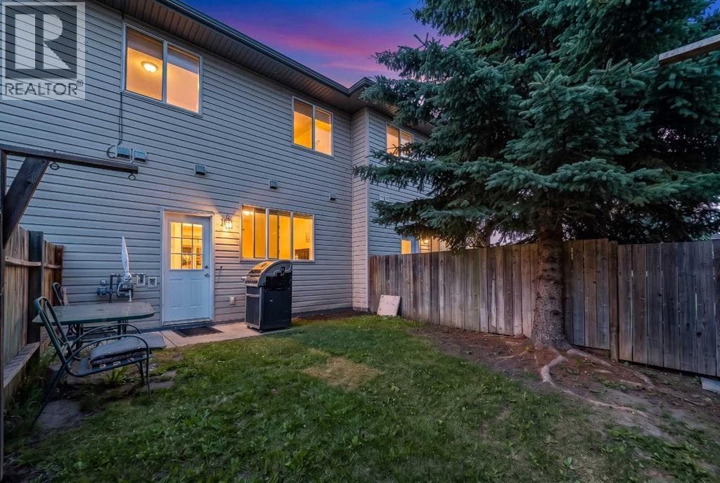 Welcome to this beautiful 3 bedroom townhouse with... - Image 1