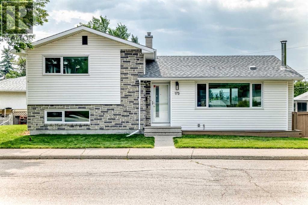 Nestled in the heart of Cambrian Heights, this spa... - Image 1