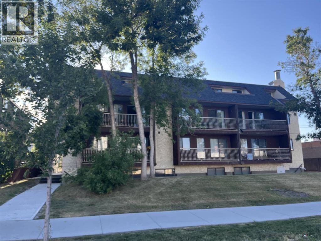 GREAT LOCATION.. Lovely TWO bedroom top floor un... - Image 1