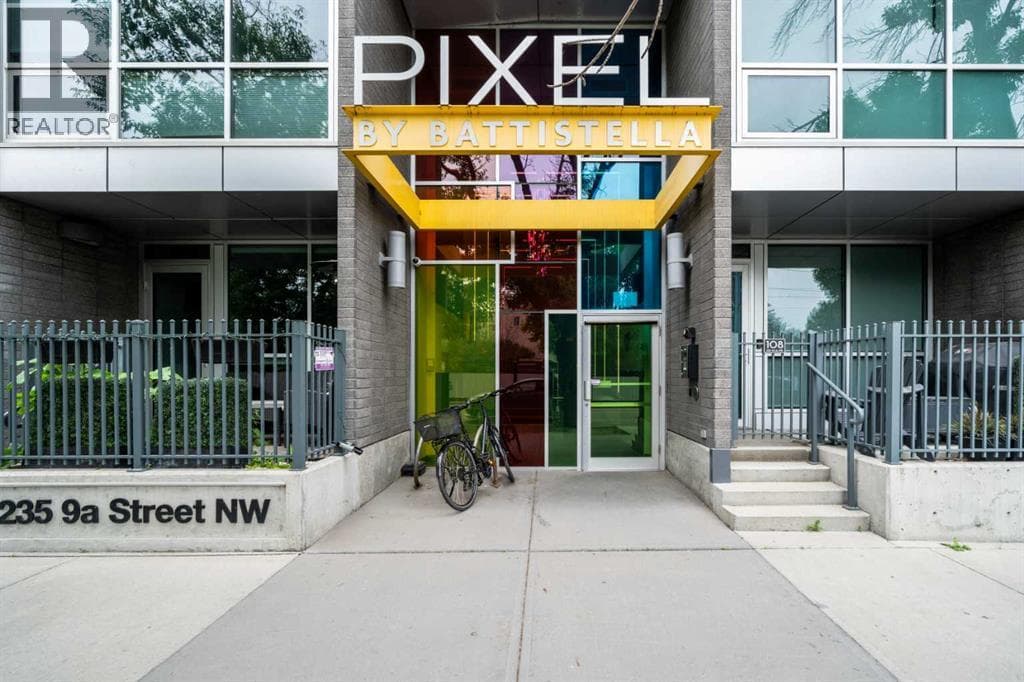 Welcome to sophisticated living in the coveted nei... - Image 1