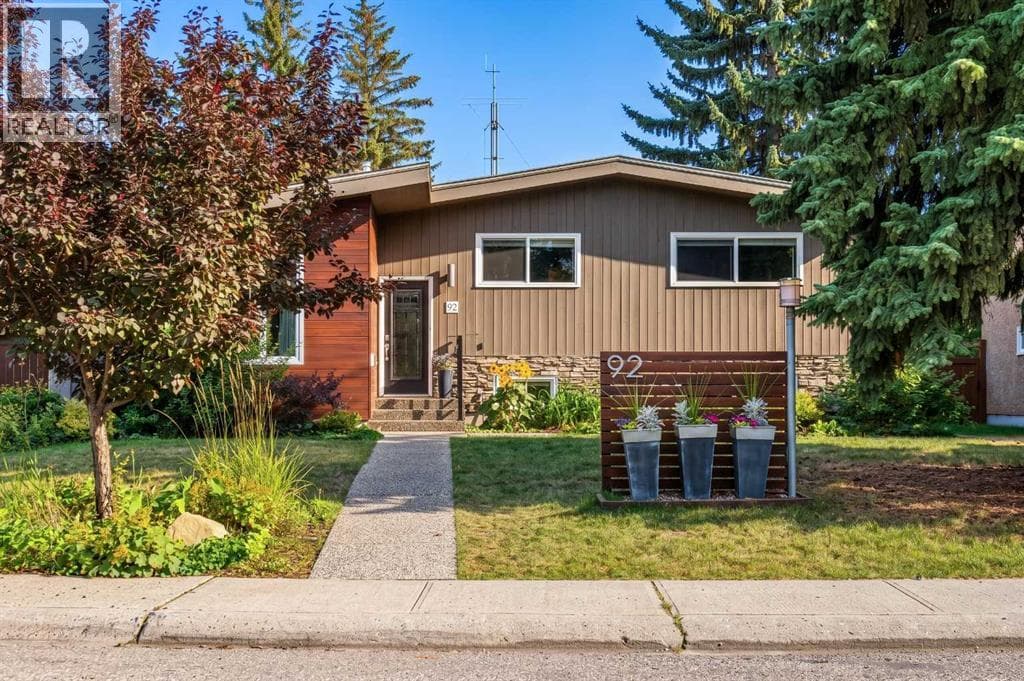 Welcome Home....Located in the coveted community o... - Image 1
