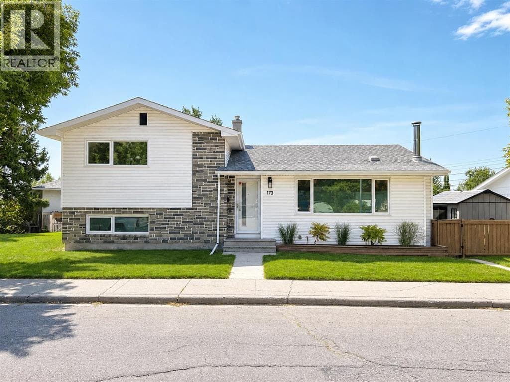 Nestled in the heart of Cambrian Heights, this spa... - Image 1
